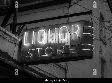 Illuminated neon Liquor Store sign in New York City Stock Photo