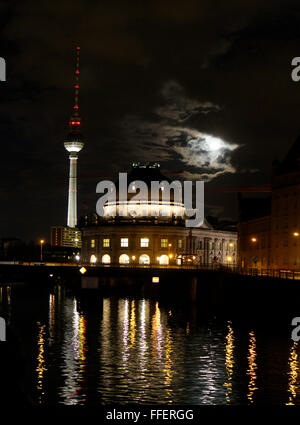 Panorama: Fernsehturm, Spree, Bodemuseum, Museumsinsel bei Nacht, Berlin-Mitte. Stock Photo