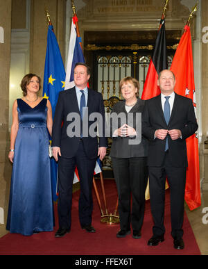 Hamburg, Germany. 12th Feb, 2016. Chancellor Angela Merkel (CDU, 2nd r), British Premier David Cameron (2nd l), Mayor of Hamburg Olaf Scholz (SPD, r) and his wife Britta Ernst (l) together at the city hall of Hamburg, Germany, 12 February 2016. Merkel and Cameron are guests of honour at the oldest feast in the world. Since 1356, the governance of the Hanse city invites to the Matthiae dinner. PHOTO: CHRISTIAN CHARISIUS/dpa/Alamy Live News Stock Photo