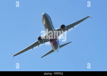 United Airlines Boeing 737-900 overhead Stock Photo