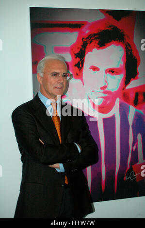 Franz Beckenbauer - Enthuellung eines Portraits des 'Kaisers' der schweizer Kuenstlerin Annelies Strba im Rahmen der Ausstellung