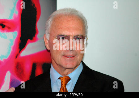 Franz Beckenbauer - Enthuellung eines Portraits des 'Kaisers' der schweizer Kuenstlerin Annelies Strba im Rahmen der Ausstellung