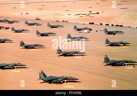 F-15E Eagle fighter aircraft of the 4th Tactical Fighter Wing, Seymour Johnson Air Force Base, N.C., are parked on an air field during Operation Desert Shield.     Deutsch: F-15E Eagle fighter aircraft of the 4th Tactical Fighter Wing, Seymour Johnson Air Force Base, N.C., are parked on an air field during Operation Desert Shield. Stock Photo