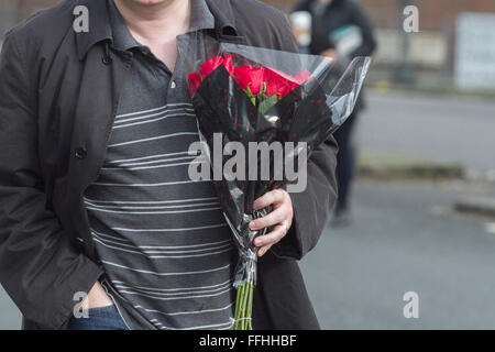 Wimbledon London, UK. 14th February 2016. People buy flowers on to show affection on Valentines Day which is associated with romantic love and is also called Saint Valentines Day or the Feast of Valentines Credit:  amer ghazzal/Alamy Live News Stock Photo