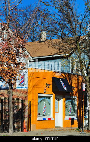 A local barber shop sandwiched into the inner-city Chicago neighborhood of Humboldt Park. Chicago, Illinois, USA. Stock Photo