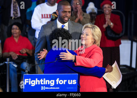 Democratic presidential candidate Hillary Rodham Clinton embraces Bamberg County Schools Superintendent Thelma Sojourner during a 'Corridor of Opportunity' Town Hall meeting at Denmark-Olar Elementary School February 12, 2016 in Denmark, South Carolina, USA. The event highlighted the disparities facing poor black families and rural poor in South Carolina. Stock Photo