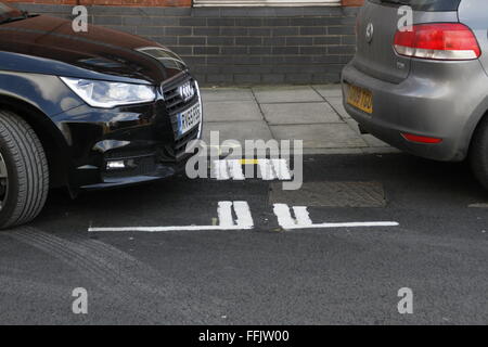 Limehouse, Tower Hamlets, London, UK. 15th February, 2016. A yellow line only 12cm long has been painted between two parking bays in Limehouse, Tower Hamlets. The yellow line, which may be the shortest in the UK, is the standard 14 cm wide, so is more of a yellow square and so smaller than many car tyres. It is not known if any parking tickets have been issued for this particular yellow line.  London UK 15 February 2016 Credit:  Mark Baynes/Alamy Live News Stock Photo