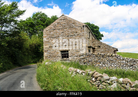 Stone barn, Carlton     Old stone farmhouse, Carlton, Yorkshire Dales, England Stock Photo