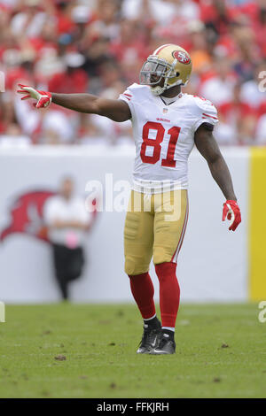 Tampa, FL, USA. 15th Dec, 2013. San Francisco 49ers inside linebacker Patrick  Willis (52) during an NFL game against the Tampa Bay Buccaneers at Raymond  James Stadium on Dec. 15, 2013 in