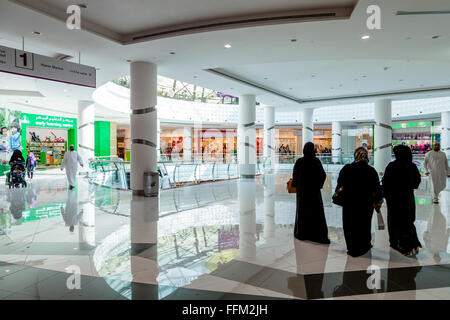 Omani People Shopping In The Oman Avenues Shopping Mall, Muscat, Sultanate Of Oman Stock Photo