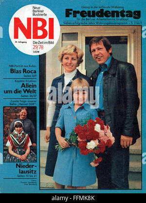 press / media, magazines, 'Neue Berliner Illustrierte', cover, 34th volume, number 29/78, cover, family in front of their new flat, Berlin, 1978, Additional-Rights-Clearences-Not Available Stock Photo