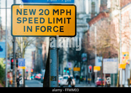 Road sign in a UK city centre warning motorists that a new 20 mile per hour speed limit is in place Stock Photo