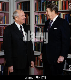 Washington, District of Columbia, USA. 11th Jan, 2010. United States President Ronald Reagan and General Secretary of the Communist Party of the Soviet Union Mikhail Sergeyevich Gorbachev share a light moment during their photo session in the Library on Tuesday, December 8, 1987.Mandatory Credit: Bill Fitz-Patrick - White House via CNP © Bill Fitz-Patrick/CNP/ZUMA Wire/Alamy Live News Stock Photo