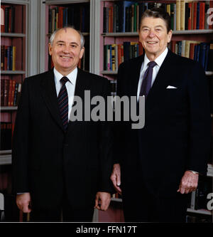 Washington, District of Columbia, USA. 11th Jan, 2010. United States President Ronald Reagan and General Secretary of the Communist Party of the Soviet Union Mikhail Sergeyevich Gorbachev pose for a portrait in the Library on Tuesday, December 8, 1987.Mandatory Credit: Bill Fitz-Patrick - White House via CNP © Bill Fitz-Patrick/CNP/ZUMA Wire/Alamy Live News Stock Photo