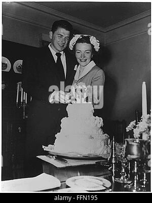 Usa. 10th Jan, 2002. Photograph of Newlyweds Ronald Reagan and Nancy Reagan cutting their wedding cake, March 4, 1952. © White House/CNP/ZUMA Wire/Alamy Live News Stock Photo