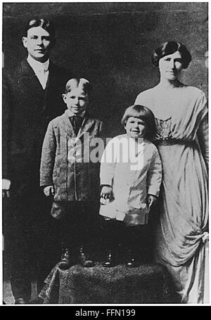 Usa. 10th Jan, 2002. Photograph of Ronald Reagan (with ''Dutch boy'' haircut) Neil Reagan (brother) and Parents Jack and Nelle Reagan, circa 1914. © White House/CNP/ZUMA Wire/Alamy Live News Stock Photo