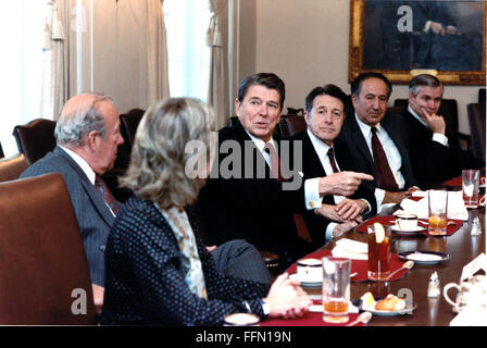 Washington, District of Columbia, USA. 22nd Nov, 2009. United States President Ronald Reagan makes a point during his meeting with Soviet experts at the White House in Washington, DC on Thursday, November 7, 1985. From left to right: Nina Turmarkin, Secretary of State George Shultz, President Reagan, Secretary of Defense Caspar Weinberger, Richard Pipes, and Robert Gates, Deputy Director of Intelligence, Central Intelligence Agency (CIA).Mandatory Credit: Pete Souza - White House via CNP © Pete Souza/CNP/ZUMA Wire/Alamy Live News Stock Photo