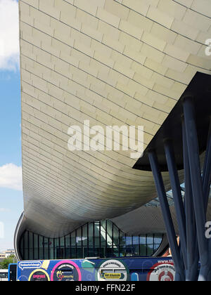 Slough Bus Station in Slough centre an elegant new building designed by bblur architects with a curving roof The building is Stock Photo