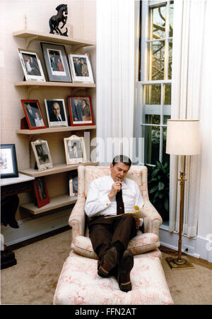 Washington, District of Columbia, USA. 23rd Nov, 2009. United States President Ronald Reagan prepares his Inaugural Address in the private study off the Oval Office in the White House in Washington, DC on Saturday, January 19, 1985.Mandatory Credit: Pete Souza - White House via CNP © Pete Souza/CNP/ZUMA Wire/Alamy Live News Stock Photo