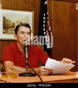Thurmont, Maryland, USA. 8th Jan, 2010. United States President Ronald Reagan gives his weekly radio speech to the Nation from Camp David, near Thurmont, Maryland on Saturday, September 11, 1982.Mandatory Credit: Jack Kightlinger - White House via CNP © Jack Kightlinger/CNP/ZUMA Wire/Alamy Live News Stock Photo