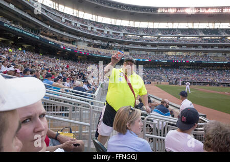 Doing Big Business As a Stadium Food Vendor Editorial Photography - Image  of baseball, counting: 44638112