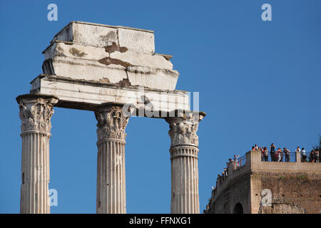 The Temple of Castor and Pollux on the Roman Forum and the Palatine Hill in the background (Forum Romanum, Foro Romano) Stock Photo