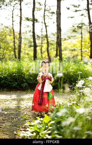 http://l450v.alamy.com/450v/ffpgkb/girls-standing-in-a-flower-garden-wearing-traditional-clothes-of-korea-ffpgkb.jpg