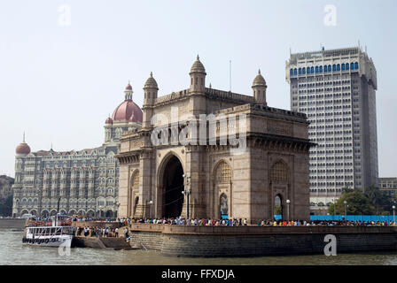 Old and new Taj Mahal hotel and Gateway of India Apollo bunder heritage , Bombay Mumbai , Maharashtra , India Stock Photo