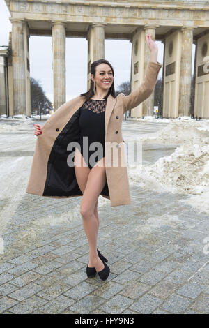 Duchess of Cambridge doppelgänger, Corynne Barron, who is a professional dancer at Europe's largest show palace Friedrichstadt-Palast, posing outside the British Embassy at Brandenburg Gate (Brandenburger Tor) in Mitte to surprise tourists a day before Kate Middleton's 34th birthday.  Featuring: Corynne Barron Where: Berlin, Germany When: 08 Jan 2016 Stock Photo