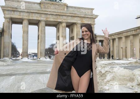Duchess of Cambridge doppelgänger, Corynne Barron, who is a professional dancer at Europe's largest show palace Friedrichstadt-Palast, posing outside the British Embassy at Brandenburg Gate (Brandenburger Tor) in Mitte to surprise tourists a day before Kate Middleton's 34th birthday.  Featuring: Corynne Barron Where: Berlin, Germany When: 08 Jan 2016 Stock Photo
