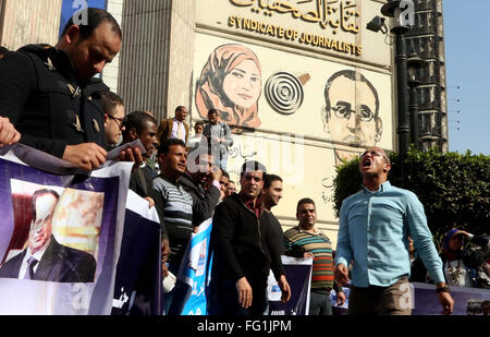 Cairo, Egypt. 18th Feb, 2016. Egyptians take part in a protest to demand jobs in front of the journalists syndicate, in Cairo, Egypt, on February 17, 2016 © Alaa Elkassas/APA Images/ZUMA Wire/Alamy Live News Stock Photo