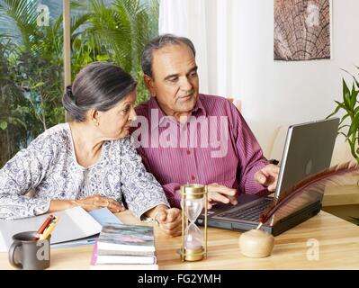 vda 206424 - Old couple operating laptop looking at screen - Model Release # 702T and 702S Stock Photo