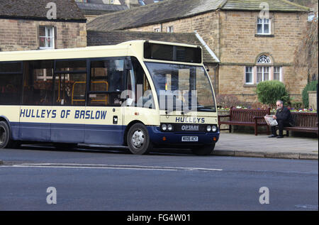 Hulleys of Baslow bus parked next to Bath Gardens in Bakewell Square Stock Photo