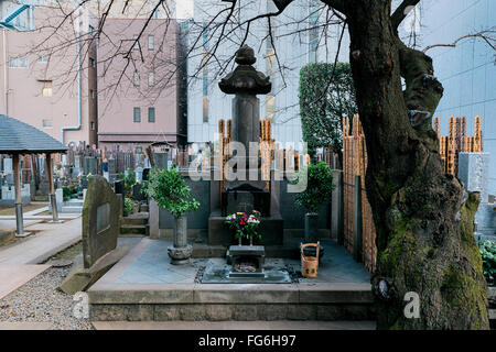 Tokyo, Japan - January 13, 2016: Jōen-ji Temple in Shinjuku, Tokyo. The temple also houses a cemetery. Stock Photo