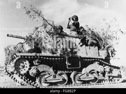 The image from the Nazi Propaganda! depicts a camouflaged Italian tank in Tunisia, published on 21 February 1943. Fotoarchiv für Zeitgeschichte Stock Photo