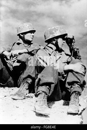 The Nazi propaganda picture shows two paratroopers of the German Wehrmacht in Tunisia. The photo was taken in March 1943. Fotoarchiv für Zeitgeschichtee - Stock Photo