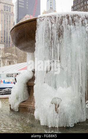 The Josephine Shaw Lowell Memorial Fountain in Bryant Park frozen after record-breaking cold temperatures in 2016, New York City Stock Photo