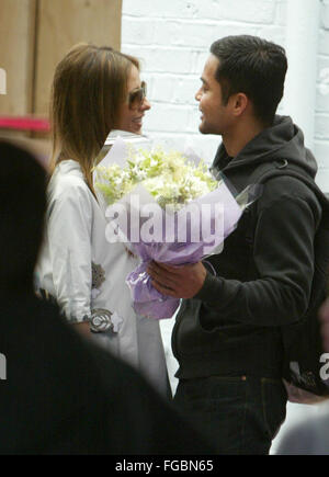 Sarah Michelle Gellar gets flowers from an admirer in London (credit image © Jack Ludlam) Stock Photo