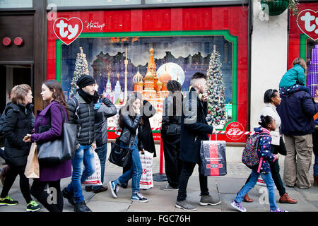 London, UK. 23rd December 2015 -- Hundreds of Christmas shoppers visits Hemleys - the finest toys shop in the world Stock Photo