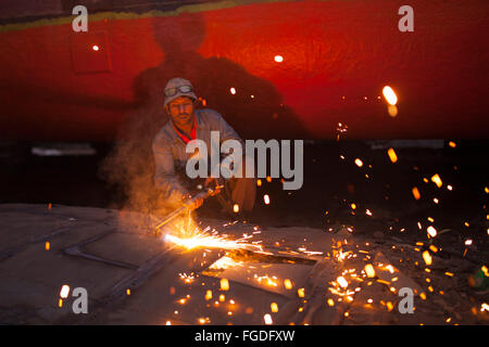 Dhaka, Bangladesh. 18th February, 2016. A worker use welder to make repairs a large ferry at dockyard on the river bank of Buriganga in Dhaka, Bangladesh on February 18, 2016. At least twenty-eight dockyards occupying 30.96 acres of the Buriganga shore have been in operation without proper safety measures and guidelines. The waste and chemicals from the repairs pollute the river. Credit:  zakir hossain chowdhury zakir/Alamy Live News Stock Photo