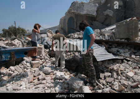 Israeli volunteers of Natan International Humanitarian Aid inspecting a destroyed building in Port au Prince after a 7.0 magnitude earthquake struck Haiti on 12 January 2010 Stock Photo