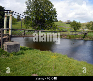 Footbridge over the river Wharfe on the Dalesway near Grassington and Burnsall Stock Photo