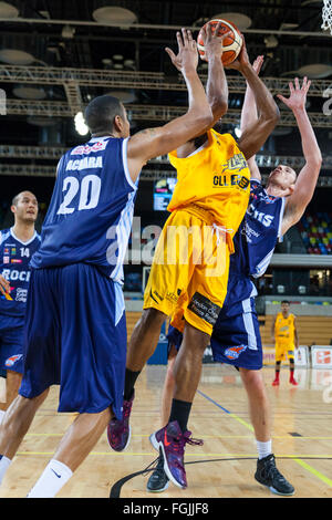 London, UK. 19th February 2016. Lions' Demond Watt (21) on the attack whilst Glasgow's Kieron Achara (20) and William Hall (22) try to block during the London Lions vs. Glasgow Rocks  BBL game at the Copper Box Arena in the Olympic Park. London Lions lose  80-81 Credit:  Imageplotter News and Sports/Alamy Live News Stock Photo