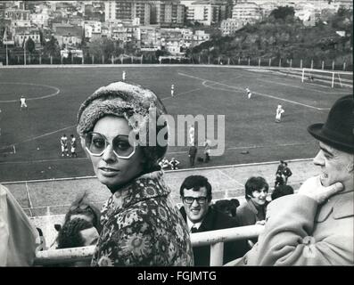 1969 - Peace Between Sophia Loren and the Photographers.: Charming screen star Sophia Loren attending at the opening of the Youth Games in Marino, the little town near Rome where she is living. She had a spot of practice for the opening strike at baseball tournament of two team of youths. She was accompanied by her husband, the producer Carlo Ponti. After the strike at the Opera House, peace with the photographers. © Keystone Pictures USA/ZUMAPRESS.com/Alamy Live News Stock Photo