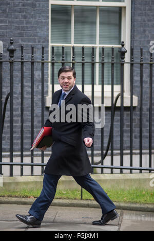 Downing Street, London, UK. 20th February, 2016. Welsh Secretary Stephen Crabb arrives at No.10. Cabinet Ministers arrive for a Saturday cabinet meeting at No. 10 to be briefed on EU negotiations. Credit:  Malcolm Park editorial/Alamy Live News Stock Photo