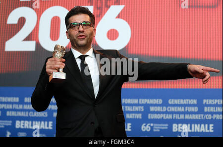 Berlin, Germany. 20th Feb, 2016. Bosnian director Danis Tanovic holding the Silver Bear for Grand Jury for the film 'Death in Sarajevo' attends a press conference after the awards ceremony of the 66th Berlinale International Film Festival in Berlin, Germany, Feb. 20, 2016. © Luo Huanhuan/Xinhua/Alamy Live News Stock Photo
