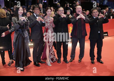 Berlin, Germany. 20th Feb, 2016. 66th International Film Festival in Berlin, Germany, 20 February 2016. Closing and award ceremony: Members of the cast of 'Chang Jiang Tu' with cinematographer Mark Lee Ping-Bing (2nd l), Xin Zhi Lei (3rd l), director Yang Chao, producer Wang Yu and non-identified person (r). The Berlinale runs from 11 February to 21 February 2016. Photo: JENS KALAENE/dpa/Alamy Live News