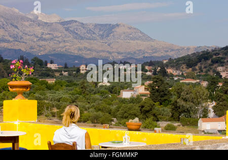 Griechenland, Kreta, Vamos, von der Terrasse des Art-Cafe Liakoto geniesst man einen wunderschönen Blick auf die Weissen Berge. Stock Photo