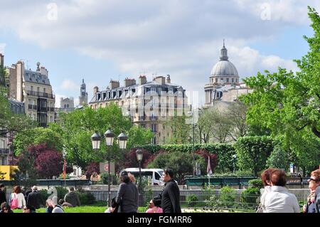People walking in a city garden, Paris, France Stock Photo