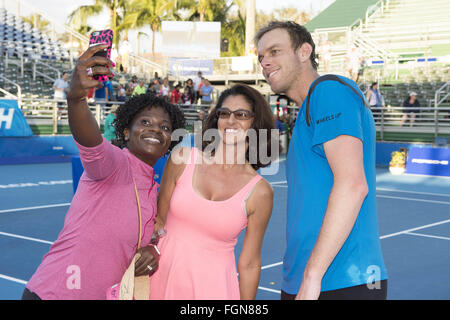 Delray Beach, Florida, USA. 21st Feb, 2016. FEBRUARY 21 - DELRAY BEACH, FL: Sam Querrey(USA) poses with his fans after defeating Rajeev Ram(USA) 64 76(6) at the 2016 Delray Beach Open an ATP Masters 250 tournament held at the Delray Beach Tennis Center in Delray Beach, Florida. Credit: Andrew Patron/Zuma Wire Credit:  Andrew Patron/ZUMA Wire/Alamy Live News Stock Photo